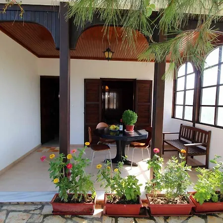 Katomeris House Apartman *